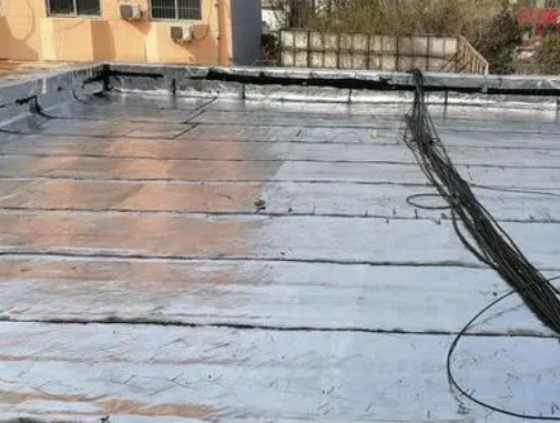 葫芦岛卫生间漏水维修公司分享下葫芦岛屋面楼顶防水刚性防水层施工要点。